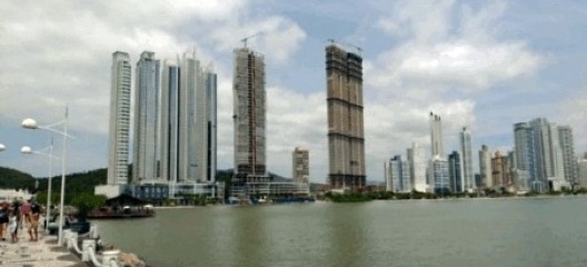 Residencial Yachthouse Club em fase de execução no centro da imagem, vista do Molhe Sul