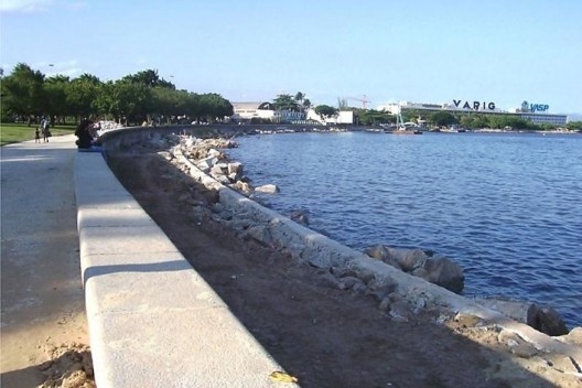 Via em execução sobre o enrocamento, abr.2006