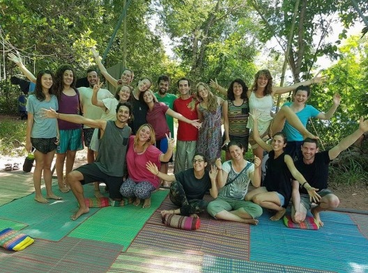 Voluntários reunidos antes de iniciar as atividades pela manhã, Tailândia, agosto 2016