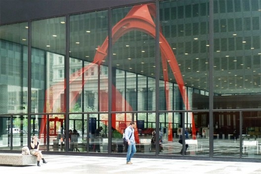 Na vidraça do Chicago Federal Center, de Mies van der Rohe, se vê espelhada a escultura Flamingo de Alexander Calder