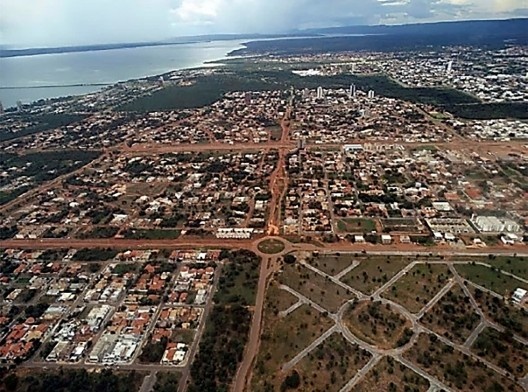 À esquerda: padrão morfológico da área do projeto urbanístico original com as quadras definidas pela macromalha viária