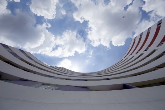 Vista do térreo para cima e próximo ao edifício