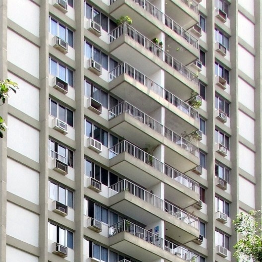 Edifício com varandas em balanço na fachada principal, sobre o afastamento frontal, guarda-corpo padrão na época, com gradil, Rio de Janeiro, final da década de 1970