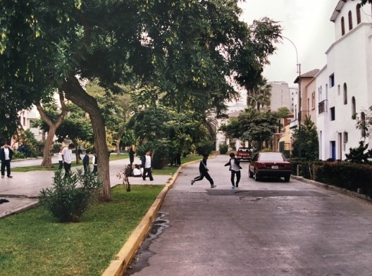 Crianças jogando futebol em frente ao casarão branco, 1998