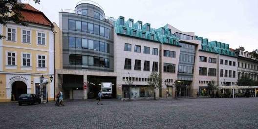 Uma das fachadas da Galeria Myslbek voltada para a Praça OvocnýTrh, em Praga, 2007