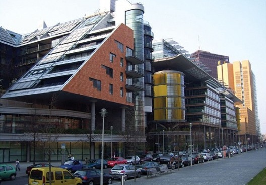 Figura 02. Valorização do caráter tecnológico do edifício, sistema de proteção solar dinamizando a composição. Edifício administrativo em Berlim