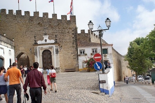 Acesso à Porta da Vila de Óbidos