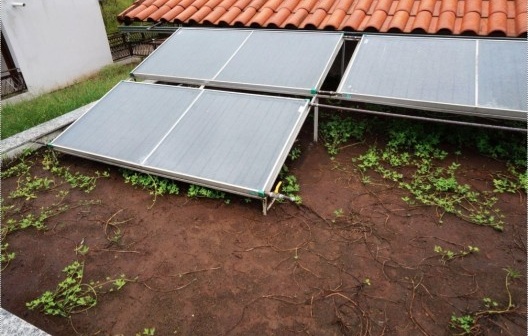 Laje vegetalizada e placas fotovoltaicas acima da cozinha da Casa Sustentável