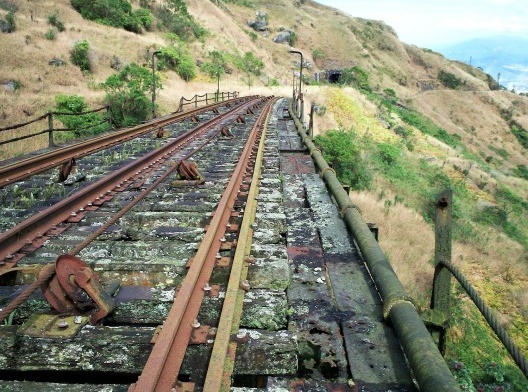 Situação de abandono em que se encontravam diversas instalações do segundo sistema funicular em 2007 e 2008