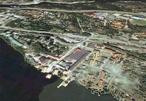 Järla Sjö. Orla do lago, à esquerda o edifício principal da indústria antiga, à direita as áreas de moradias onde foram preservados pequenos edifícios