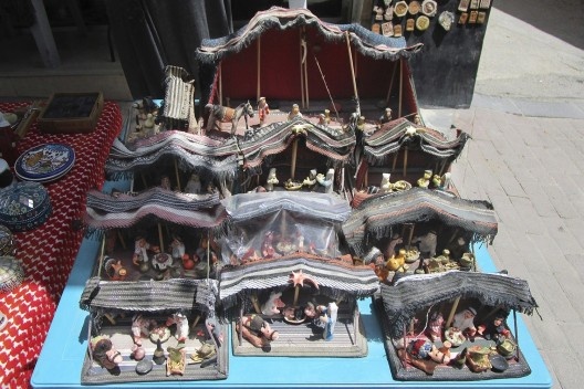 Presépio cristão no meio de cenas árabes