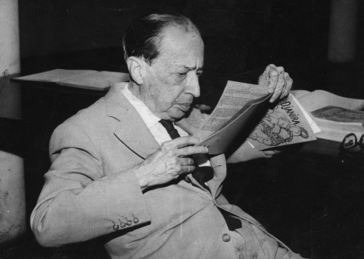 Manuel Bandeira lendo o catálogo de Djanira, 1958