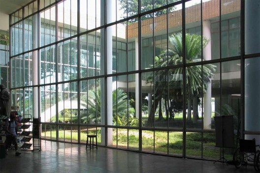 Faculdade Nacional de Arquitetura, UFRJ, Rio de Janeiro RJ, 1957. Atualmente o prédio abriga também a Escola Nacional de Belas Artes e toda a Reitoria da Universidade. O projeto arquitetônico é de Jorge Machado Moreira. Os jardins, atualmente muito altera