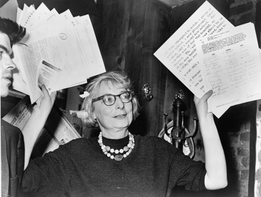 Jane Jacobs apresentando documentos como evidência em coletiva de imprensa, 1961