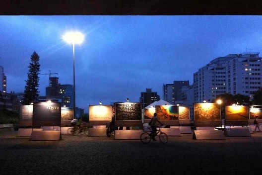 Exposição “Terra vista do céu” no belvedere, vista do vão livre do Museu de Arte de São Paulo