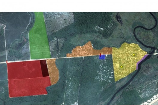 Zonas de ocupação urbana consolidada (amarelo e laranja); área de amortecimento e regeneração de mata nativa (verde); gleba pleiteada para a expansão urbana (vermelho); área de intervenção na orla do rio Itaúnas (lilás)