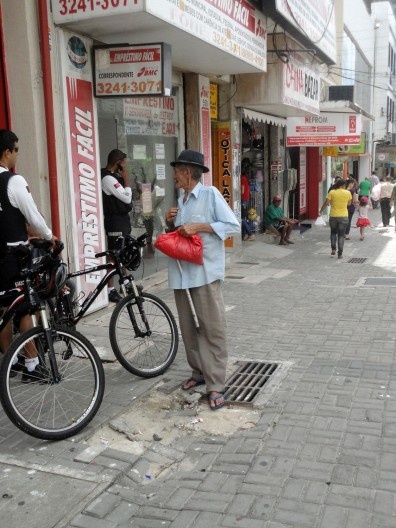 Rua Duque de Caxias em 2014, apontando danos já sofridos pelo piso
