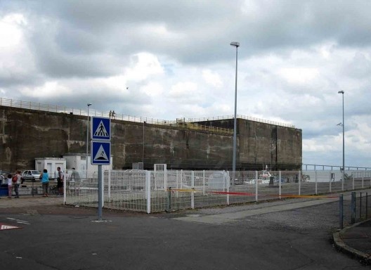 Vista lateral do bunker 2. Uma escada externa possibilita o acesso a visitantes ao topo do bunker