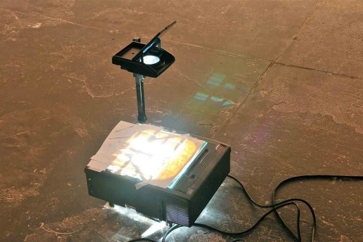 Nicolas Robbio, Sem titulo, 2008, detalhe da folha de papel sobre projetor