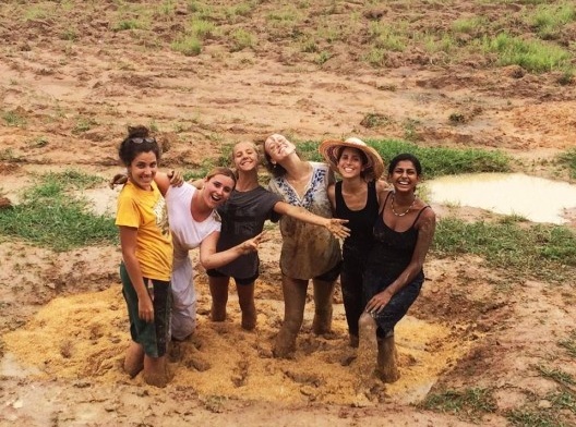 Diversão garantida na produção da massa do adobe, Tailândia, agosto, 2016