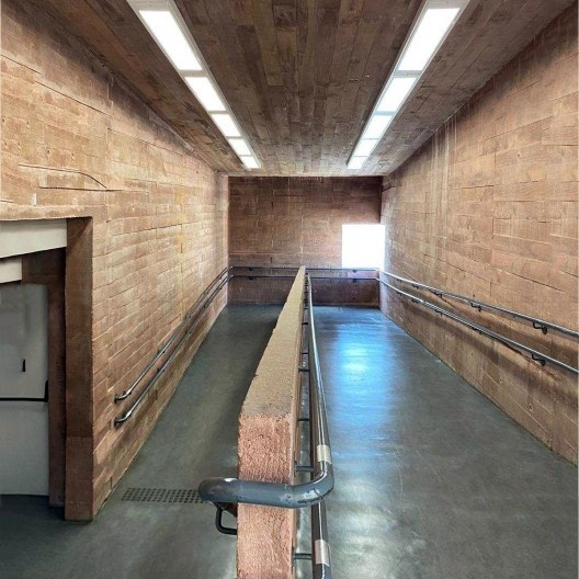 Praça das Artes, rampas de articulação entre blocos, São Paulo. Arquitetos Francisco Fanucci, Marcelo Ferraz e Marcos Cartum