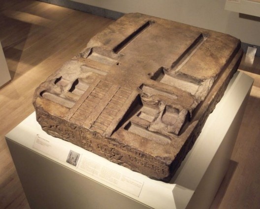 Base do Modelo do Rei Sety I em quartzito, procedente de Tell el Yahudiya, XIX Dinastia, 1290-1279 a.C., 111,8 x 86,4 cm de base, e 24,1 cm de altura, peso 464,9kg. Brooklyn Museum, Nova York, EUA