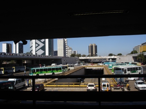 “Buraco do tatu”: nome popular da conexão viária que liga diretamente os eixos das Asas Norte e Sul. É a passagem viária na cota mais baixa que atravessa a Plataforma Rodoviária. Em segundo plano, vê-se o Setor Bancário Sul (SBS) com destaque para as sede