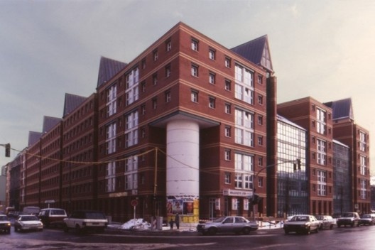 Edifício residencial em Kochstrasse/Friedrichstrasse para o IBA 1987, Berlim. Arquiteto Aldo Rossi