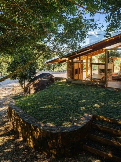 Casa de meia encosta, São Francisco Xavier SP, 2013. Arquitetos Denis Joelsons e Gabriela Baraúna Uchida