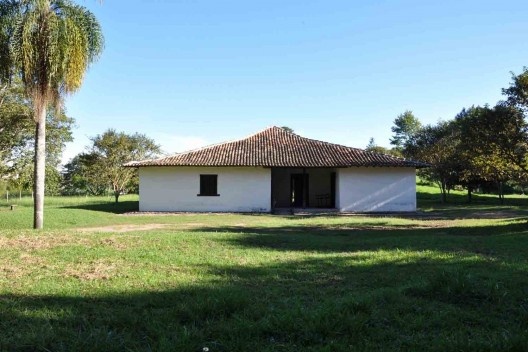 Casa Mandu, Cotia; contraste do comprimento da fachada, 20m, frente à casa-grande do Sítio Santo Antônio