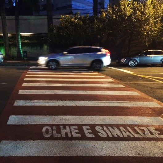 Rua João Wyclif, faixa de travessia em frente à escola
