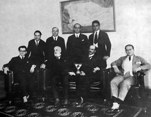 Grupo de fundadores do Instituto de Arquitetos do Brasil, c.1921. Gastão Bahiana, primeiro presidente, é o segundo sentado à esquerda