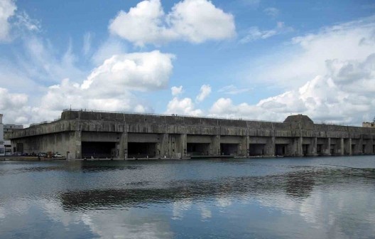 Vista frontal da base de submarinos vista do lado oposto da doca