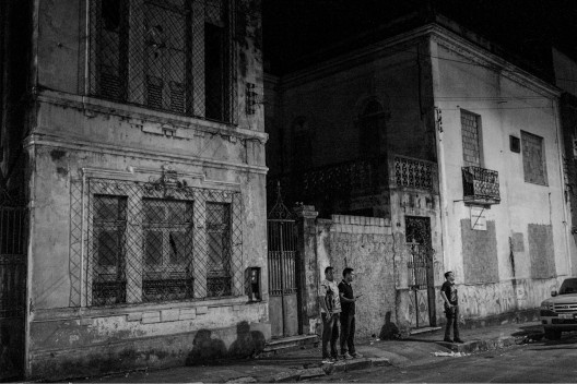 Agentes infiltrados da polícia vigiam a rua durante operação antidrogas na “área vermelha” de Manaus