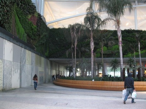 Painel interno do Shopping Dolce Vita em Lisboa, concluído em 2009