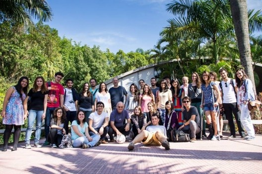 Oficina de Modelos, 3 de maio, alunos das FAUs USP e Mackenzie foram até a residência do arquiteto Marcos Acayaba entregar alguns dos modelos elaborados na oficina