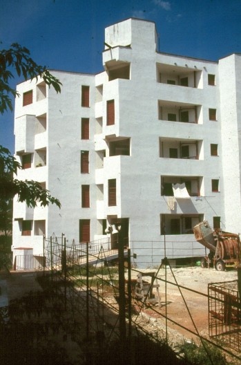 Havana, bairro de El Vedado. Apartamentos populares na cidade construídos com O sistema da Microbrigada. (apartamento de Segre)