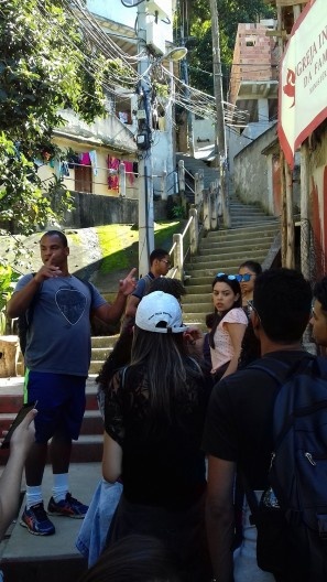Inicio da subida no Morro da Babilônia, acompanhados pelo guia local Dinei, Rio de Janeiro, 07/08/2017