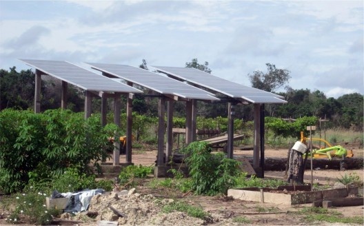 Centro Experimental Floresta Ativa - CEFA, oficina de formação com o engenheiro Henrique Baptista, placas voltáicas, RESEX Tapajó-Arapiuns PA. Arquiteta Cristina Xavier