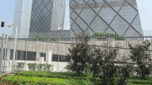 Torre da CCTV, do OMA, vista desde a calçada. Esta foto não sai em revista!