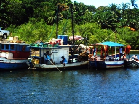 Pescadores na travessia de Balsa Itacaré-Maraú