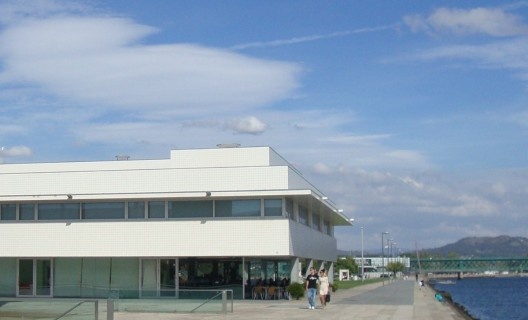 Detalhe do Edificio de Fernando Tavora na Praça da Liberdade em Viana do Castelo