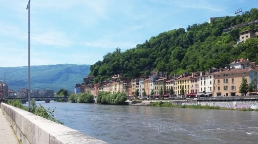 Foto recriando a primeira imagem que vi de Grenoble: Alpes ao fundo, o teleférico, o Rio Isère e parte da Bastilha