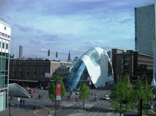 O Blob e Bruine Heer, vista da passarela Media Market, Eindhoven, arquiteto Massimiliano Fuksas, maio 2015