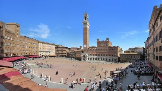 Não muito longe dali, a duas ou três quadras, começa a chegar muita gente na fabulosa Piazza del Campo.