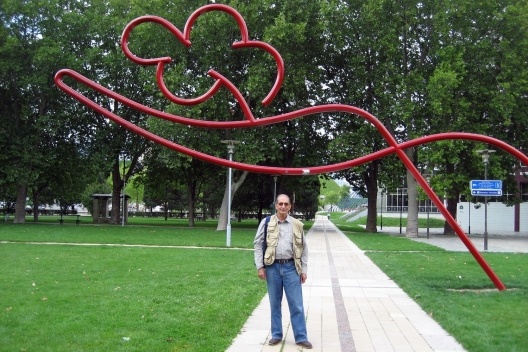 Roberto Segre ao lado da flor entregue de presente por Niemeyer ao Prefeito de Paris em Bercy, 2008