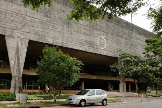 Símbolo da FAU USP na empena da elevação principal do edifício da FAU USP, projeto dos arquitetos Vilanova Artigas e Carlos Cascaldi