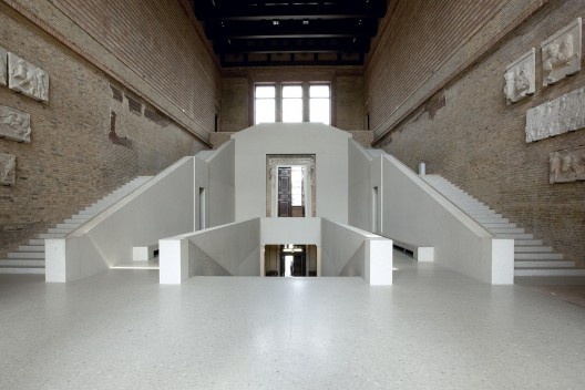 O Neues Museum Berlin: restruturação espacial e tipológica da escadaria principal