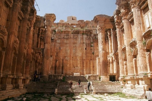 Vista da escadaria monumental de acesso ao ádyton do templo de Baco em Baalbek, com cripta à direita na imagem, mesma posição em que comparece na maquete de Niha