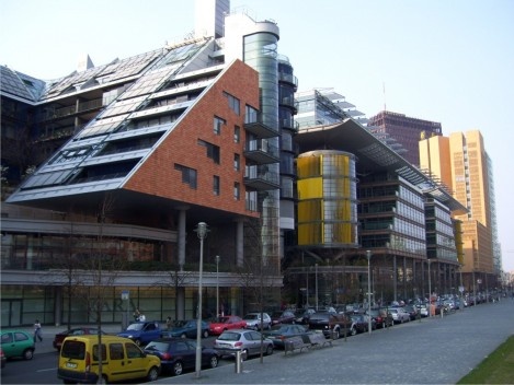 Brise-soleil dinamizando a composição do edifício – Edifício Administrativo, Berlin, Alemanha, 2007